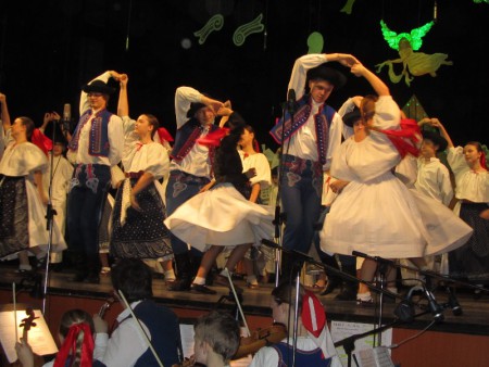 Keď anjel nad mestom krídla rozkladá